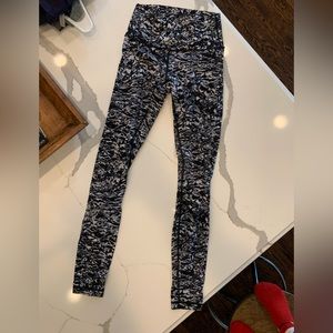 Lulu size 4 comfy black and white leggings high rise